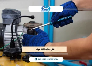 مهندس محترف يعمل بصفته فني مضخات عبدالله سالم يفحص المحرك النحاسي.