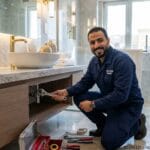 فني صحي في العديلية يضبط خلاط الماي باحترافية.